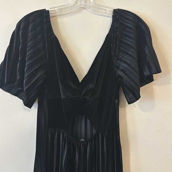 ASOS DESIGN twist back pleated empire waist velvet maxi dress in Black - Picture 11 of 14